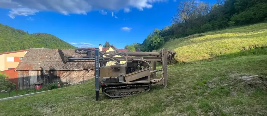 Vrtná súprava na zelenej lúke pod lesom